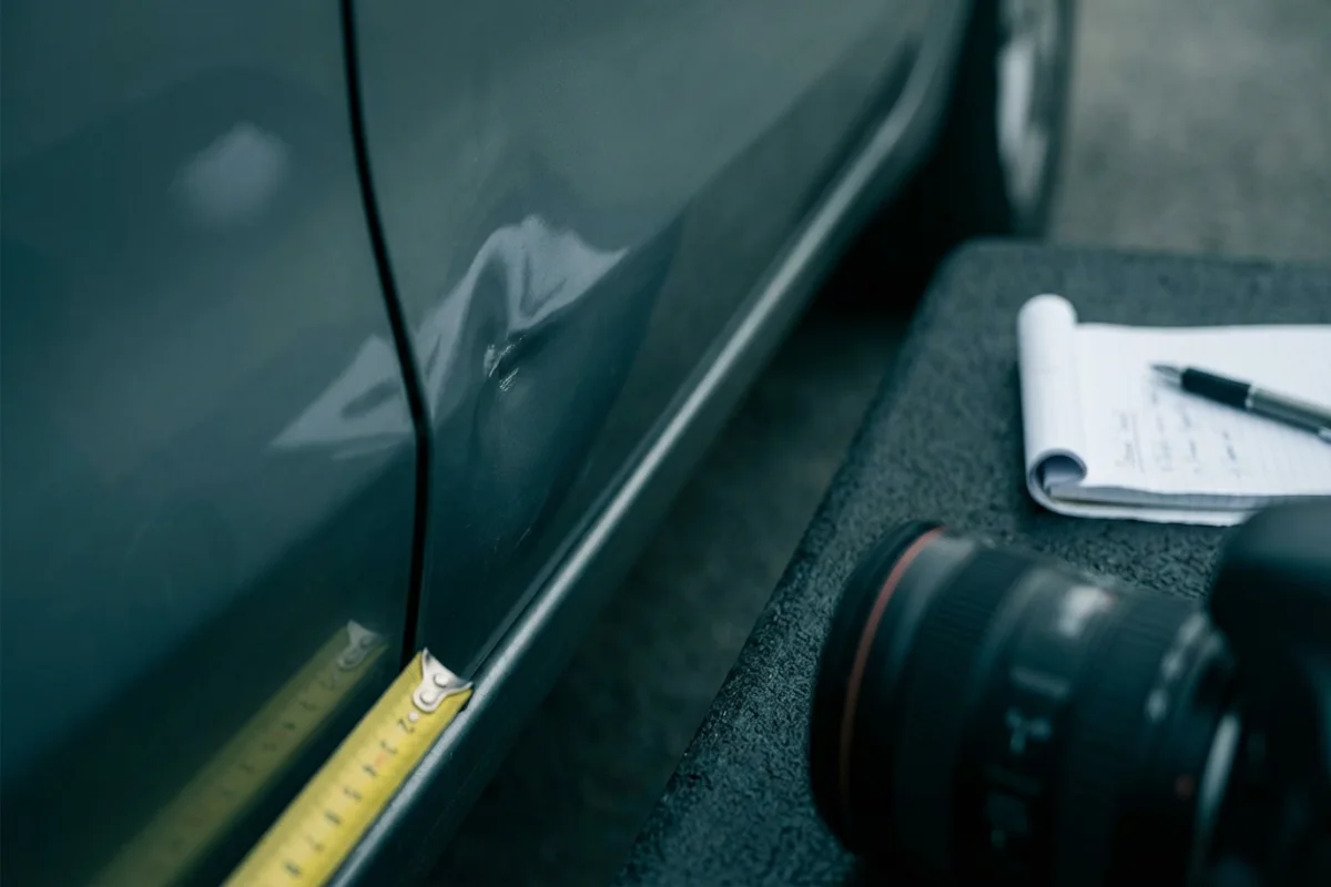 Fahrzeugdetail und Dokumentation für Schadenmeldung, WebP 1200x800 Pixel